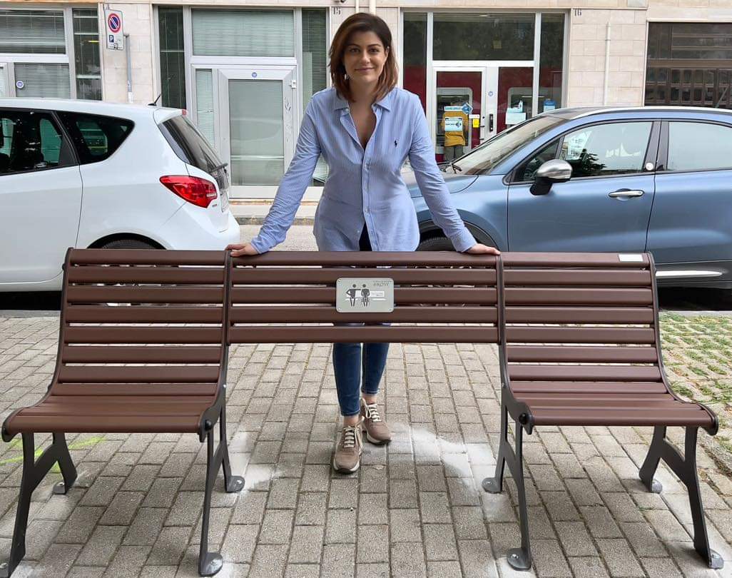 Panchine Inclusive In Piazza Amendola Dono Dell Associazione Con Le