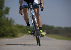 Ciclista in litoranea