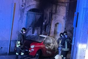 Auto fiamme Eboli