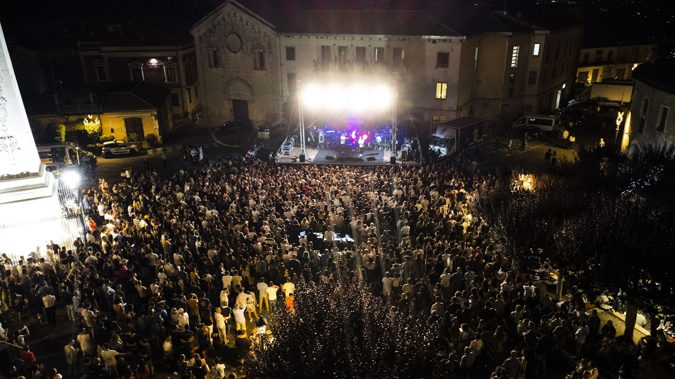 Meeting del Cervati 2023: adolescenti gratis al concerto degli Articolo 31  a Sanza