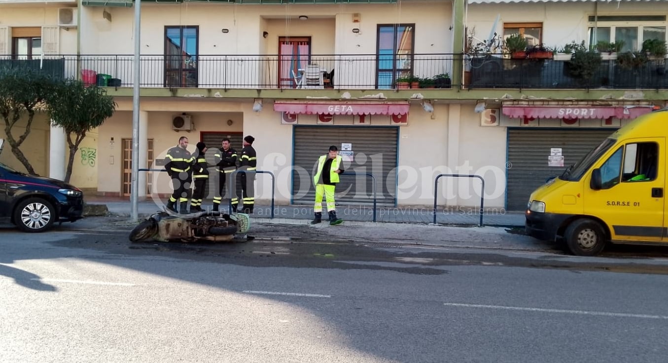 Motorino incendiato