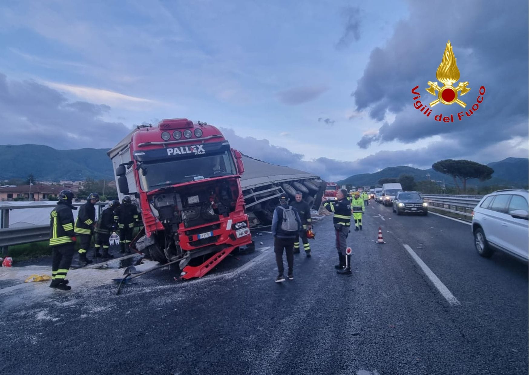 Autocarro ribaltato in Autostrada