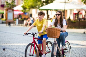 Bambini in bicicletta