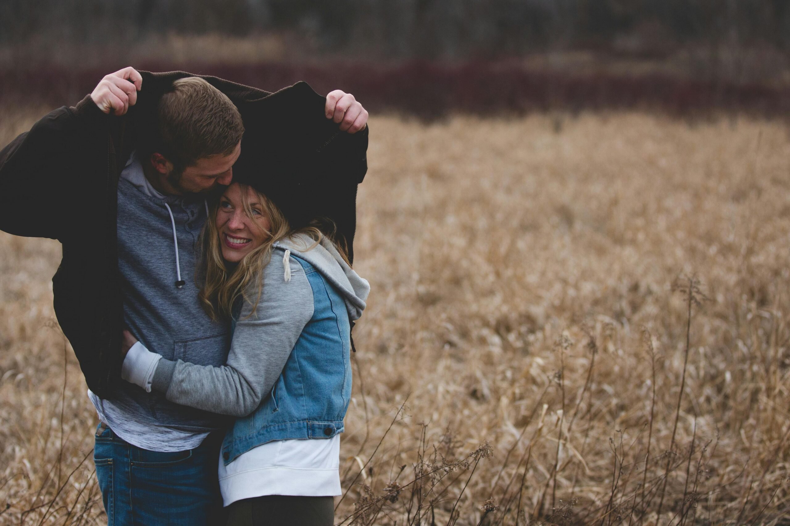 Abbraccio uomo e donna