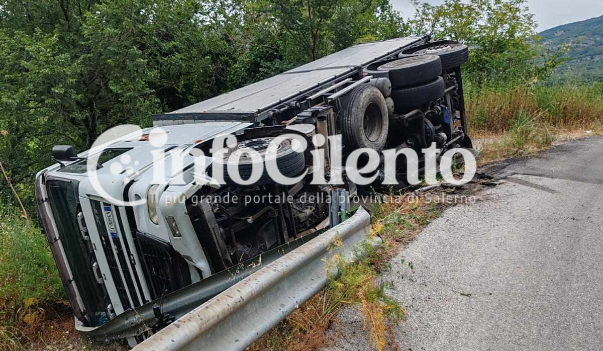 Camion ribaltato Felitto