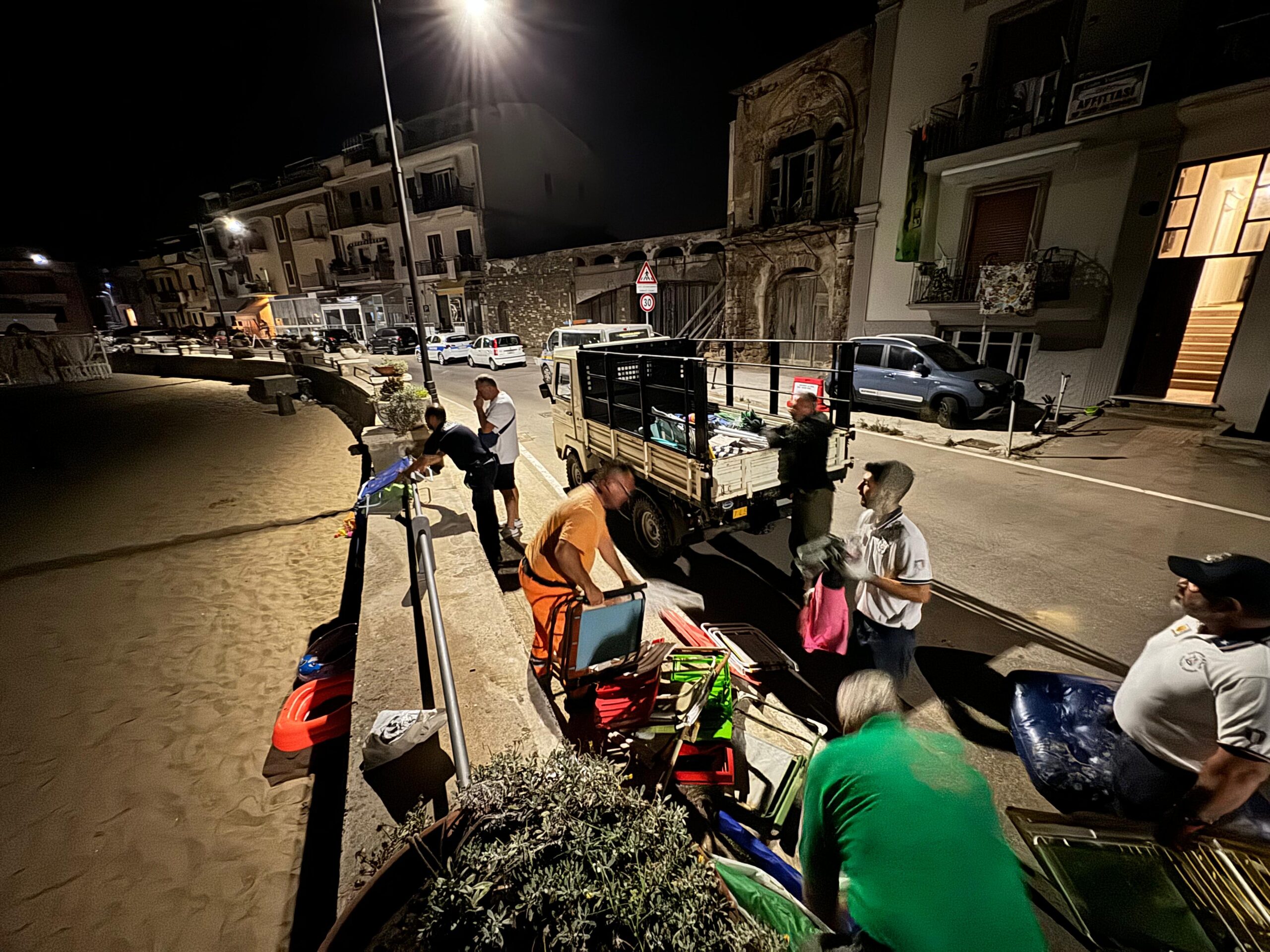 Castellabate, sequestrati ombrelloni