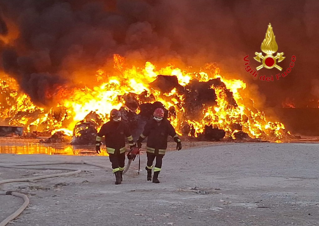 Ecoballe, incendio a Persano