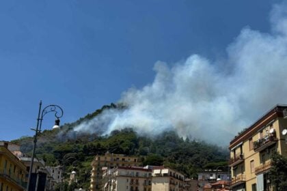 Salerno, incendio Monte Bonadies