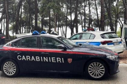 Carabinieri, macchina