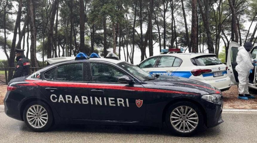 Carabinieri, macchina