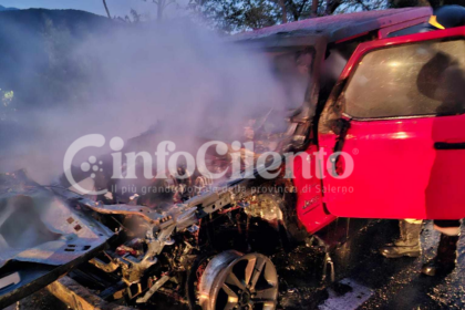 Auto in fiamme