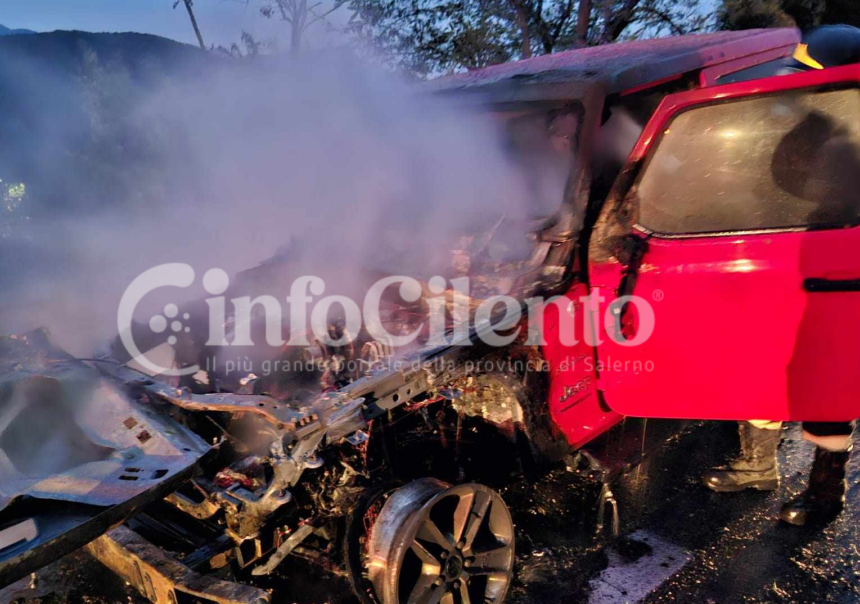 Auto in fiamme