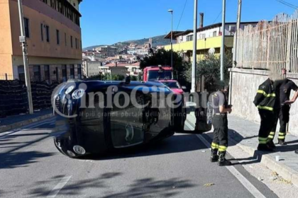 Eboli, auto ribaltata