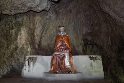 Grotta Sant'Elia, Postiglione