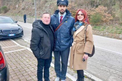 Monte San Giacomo, postino c'è posta per te, Gianfranco Apicerni con la sindaca D'Alto