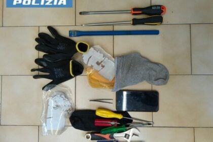 Polizia, sequestro arnesi