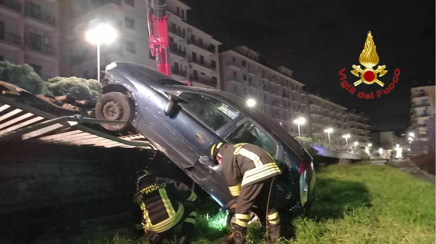 Salerno, auto cade dal cavalcavia