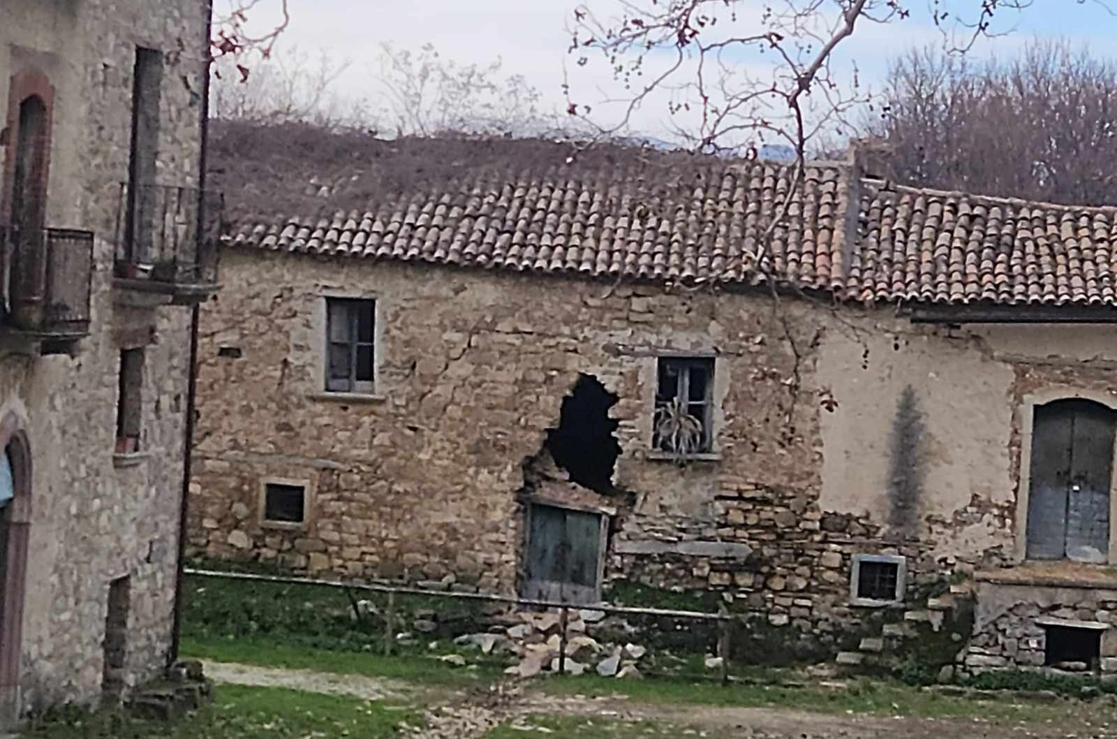 Roscigno Vecchia, edificio crollato